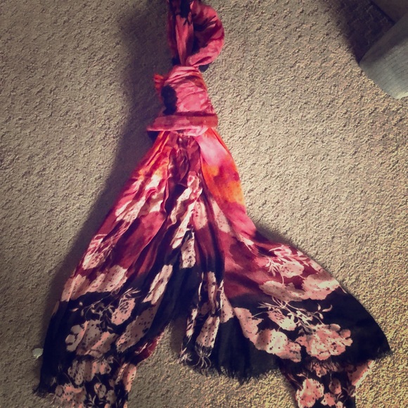 Beautiful scarf - Picture 2 of 2